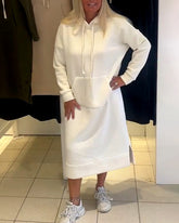Avslappnad klänning med hoodie